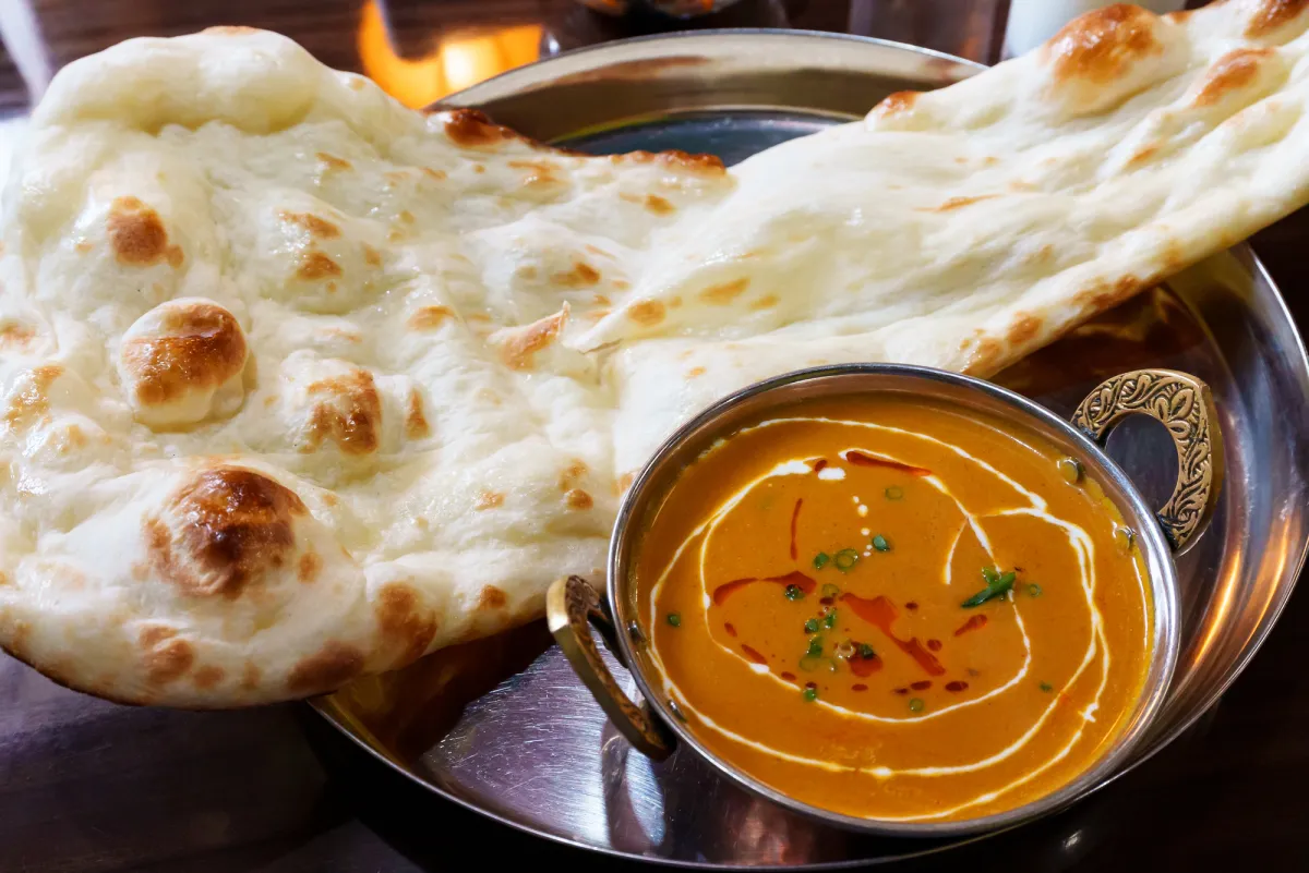 パキスタンカレーと焼きたてのナン
